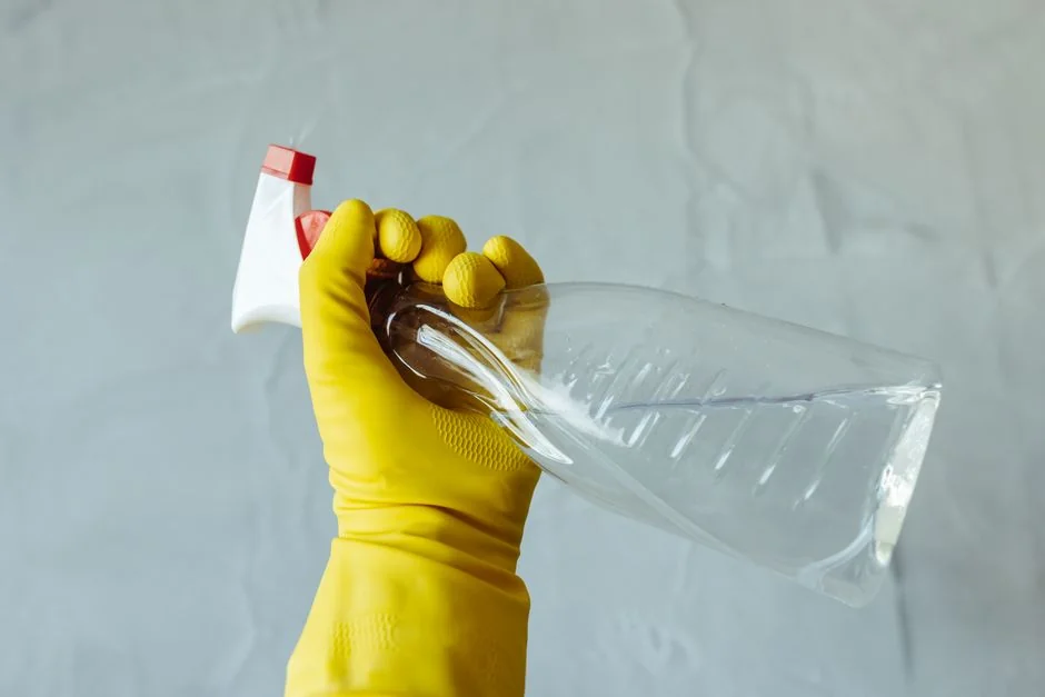 Une personne équipée d’un équipement de protection individuelle passe l’aspirateur à l’intérieur, pour garantir un nettoyage minutieux.